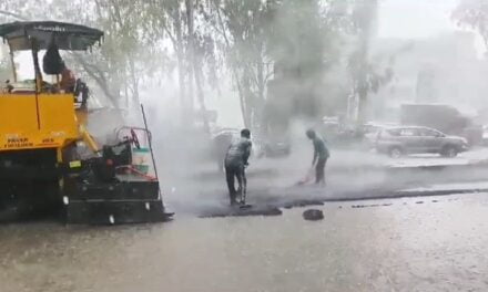 मूसलाधार वर्षा, बहता पानी और सड़क बनाते मजदूर, Viral video पर घिरी हरियाणा सरकार