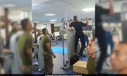 गजब! दनादन 25 पुल अप्‍स! सेना का 56 साल का ये फुर्तीला फौजी है कौन?