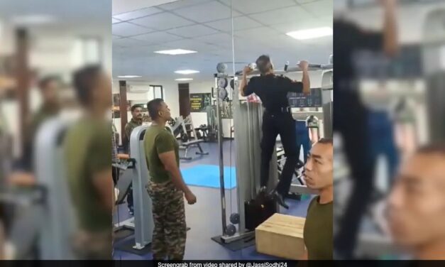 गजब! दनादन 25 पुल अप्‍स! सेना का 56 साल का ये फुर्तीला फौजी है कौन?