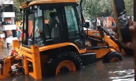 मथुरा में बारिश में एंबुलेंस और स्कूल बस आधी डूबी:बुलडोजर से खींचकर निकाला, लखीमपुर में स्कूलों की छुट्‌टी; यूपी के 15 जिलों में बारिश