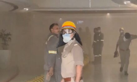 नोएडा के लॉजिक्स मॉल में भीषण आग:250 लोग अंदर थे, भागकर बाहर आए; शीशा तोड़कर डाला जा रहा पानी