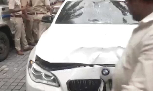 शिवसेना-नेता के बेटे ने BMW से दंपती को टक्कर मारी:महिला को 100 मीटर घसीटा, मौत; नशे में था आरोपी, ड्राइवर और पिता हिरासत में