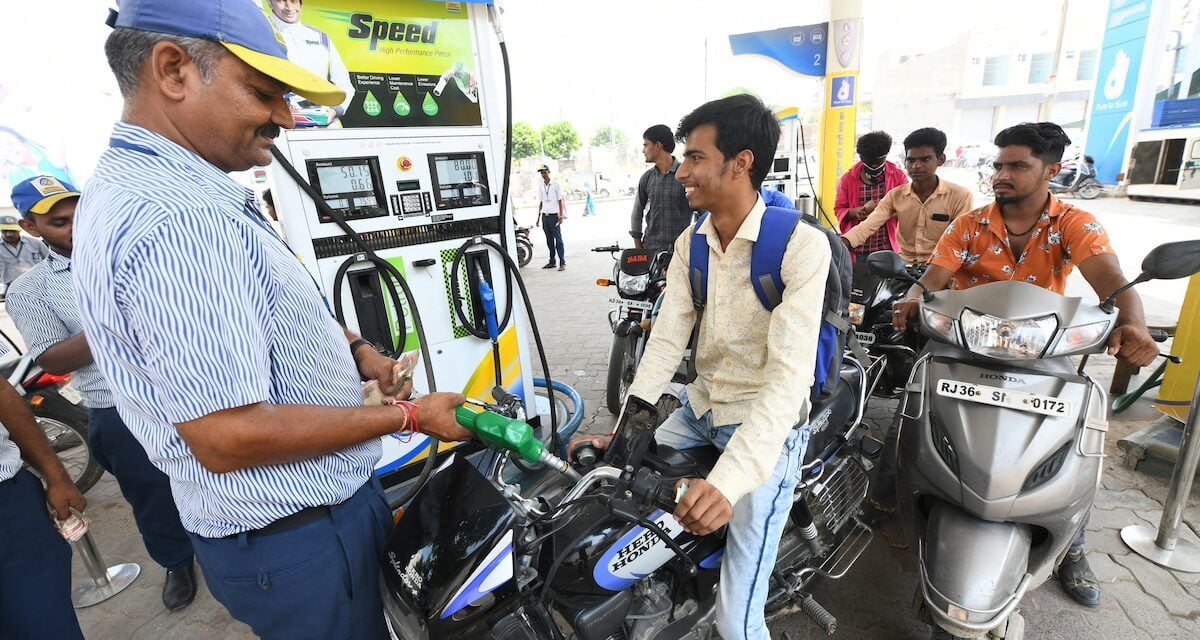 Petrol Diesel Price: पेट्रोल-डीजल की कीमतों में हुआ बदलाव, बिहार-यूपी में हो गया सस्ता, जानें भाव