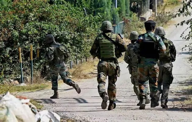 जम्मू-कश्मीर के डोडा में आतंकवादियों से मुठभेड़ में एक सैन्य अधिकारी सहित पांच जवान गंभीर घायल
