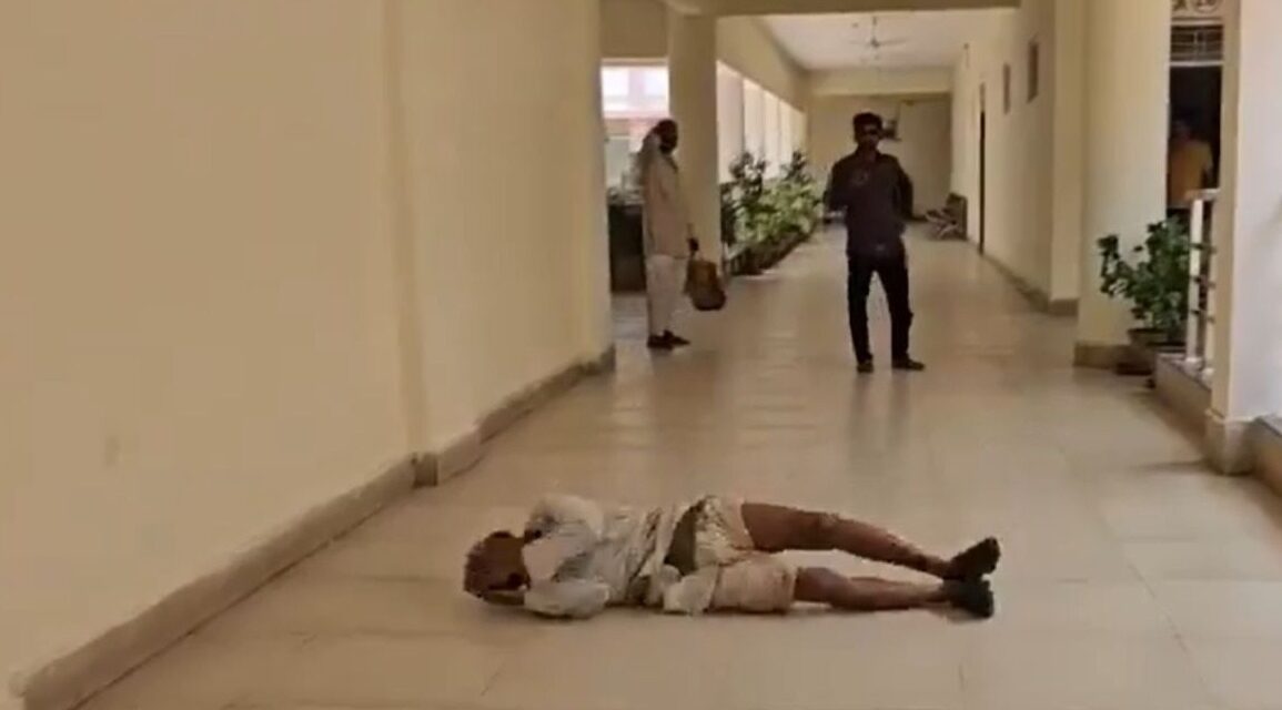 VIDEO: किसान का ऐसा विरोध, जमीन पर लेटकर माफियाओं से जमीन बचाने की गुहार
