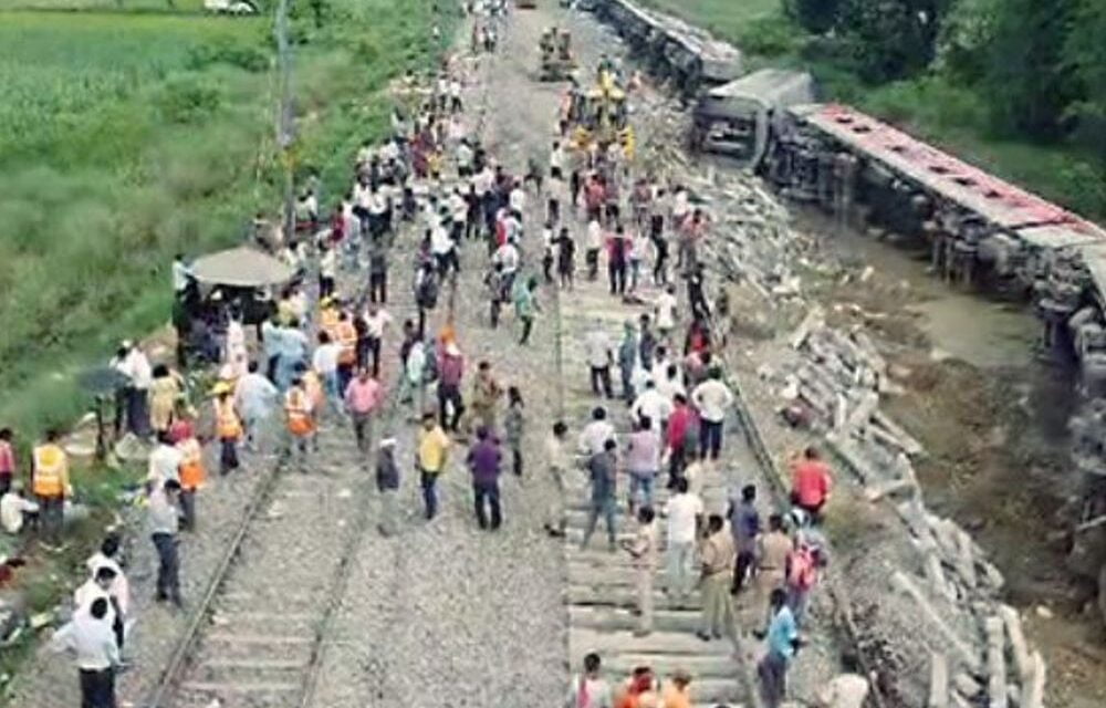 भास्कर अपडेट्स:यूपी के गोंडा में एक्सीडेंट साइट पर ट्रेन सेवाएं शुरू, 18 जुलाई को चंडीगढ़-डिब्रूगढ़ एक्सप्रेस बेपटरी होने से 4 की मौत हुई थी
