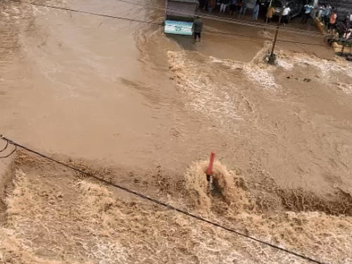 कच्छ के नखत्राणा में बाढ़ के हालात:सौराष्ट्र और दक्षिण गुजरात में आज रेड अलर्ट, मधुबन डैम के 10 गेट खोले गए