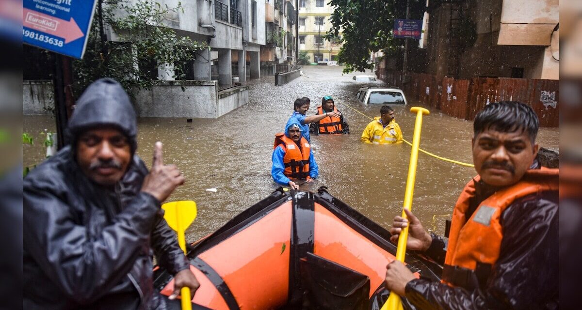 मुंबई और पुणे में सहित महाराष्ट्र के कई इलाकों में भारी बारिश, शुक्रवार के लिए भी रेड अलर्ट