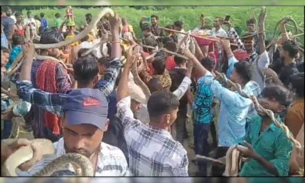 हजारों की भीड़, हर गले में सांप : बिहार के इस मेले में ये क्या हो रहा… जहां पूजे जाते हैं नाग