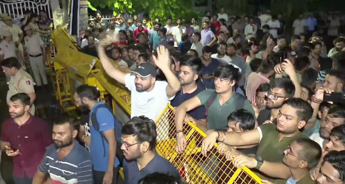 IAS कोचिंग सेंटर हादसा: परिजनों को देर से मिले मृतकों के शव, जंतर-मंतर पर प्रदर्शन करेंगे छात्र