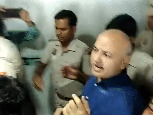 सुप्रीम कोर्ट में सिसोदिया की पुनर्विचार याचिका पर आज सुनवाई:दिल्ली शराब नीति मामले में 16 महीने से हिरासत में; ED-CBI के केस दर्ज हैं