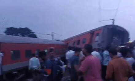 झारखंड में हावड़ा-मुंबई एक्सप्रेस की 5 बोगियां पटरी से उतरीं:डिब्बे दूसरे ट्रैक पर खड़ी मालगाड़ी से टकराए, 12 से ज्यादा लोग घायल