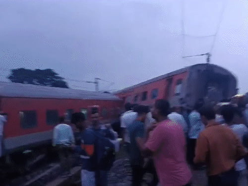 झारखंड में हावड़ा-मुंबई एक्सप्रेस की 5 बोगियां पटरी से उतरीं:डिब्बे दूसरे ट्रैक पर खड़ी मालगाड़ी से टकराए, 12 से ज्यादा लोग घायल