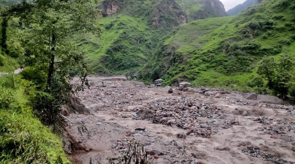मैदान से पहाड़ों तक बारिश का कहर! कुल्लू में बिल्डिंग गिरी, मंडी और उत्तराखंड के घंसाली में बादल फटने से कोहराम, 28 लोग लापता