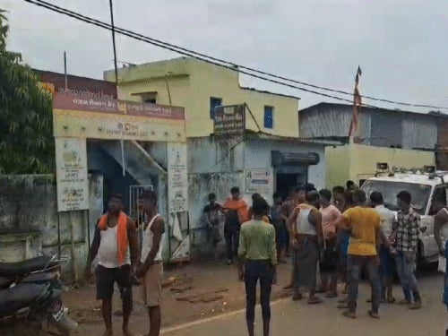 पटना में पंजाब नेशनल बैंक से 22 लाख की लूट:कस्टमर बनकर घुसे, किचन में बंधक बनाया, पिस्टल दिखाकर लॉकर खुलवाया