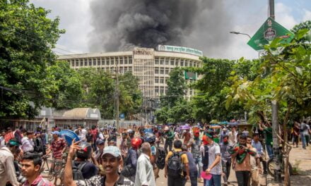 LIVE: बांग्लादेश में हिंसा के बीच शेख हसीना ने देश छोड़ा, भीड़ ने गृहमंत्री के घर और आवामी लीग के दफ्तर में लगाई आग