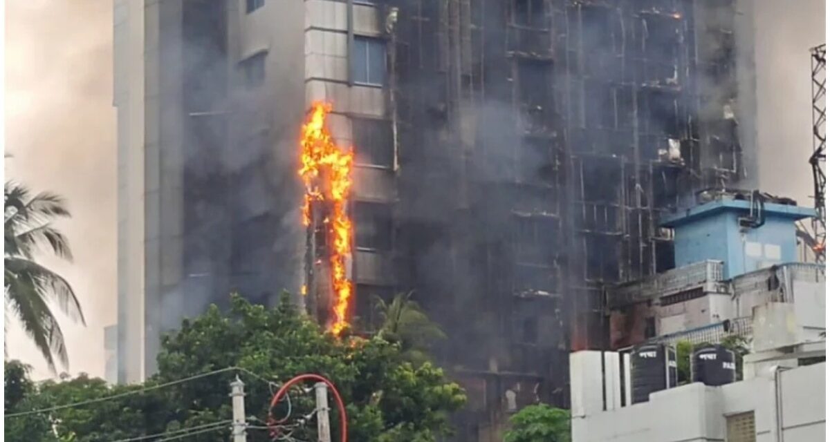 Live: ढाका में अवामी लीग नेता के होटल पर हमला कर 8 को जिंदा जलाया, भीड़ की तालिबानी बर्बरता