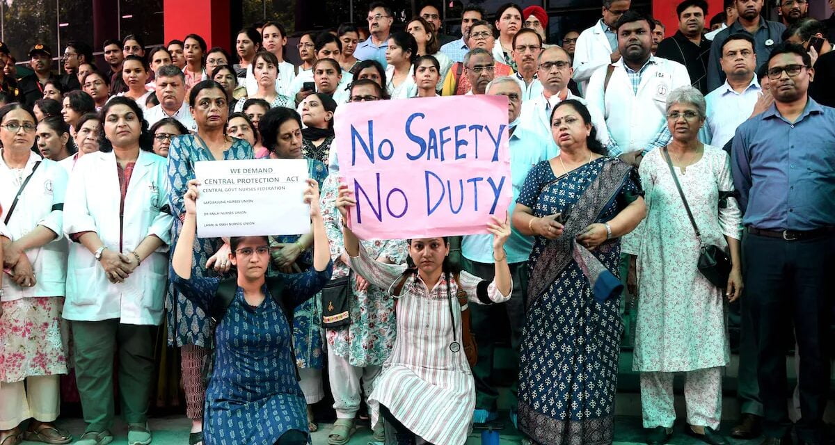 डॉक्टरों की हड़ताल से मरीज हलकान, स्वास्थ्य सेवाएं ठप; मंत्रालय का सुरक्षा को लेकर कमेटी बनाने क