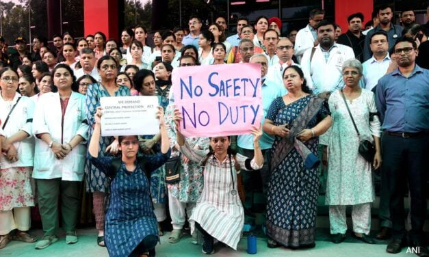 डॉक्‍टरों की हड़ताल से मरीज हलकान, स्वास्थ्य सेवाएं ठप; मंत्रालय का सुरक्षा को लेकर कमेटी बनाने क