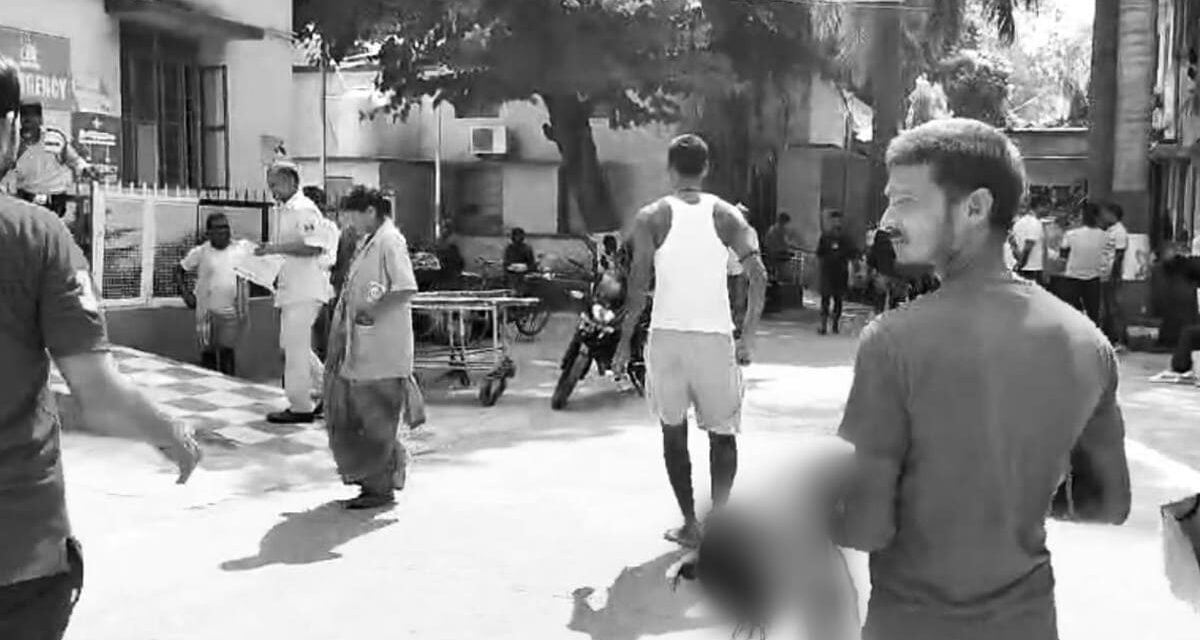 इलाज के लिए तड़पता रहा बच्चा, समय पर नहीं मिले डॉक्टर; मौत के बाद बाइक से शव ले गए परिजन