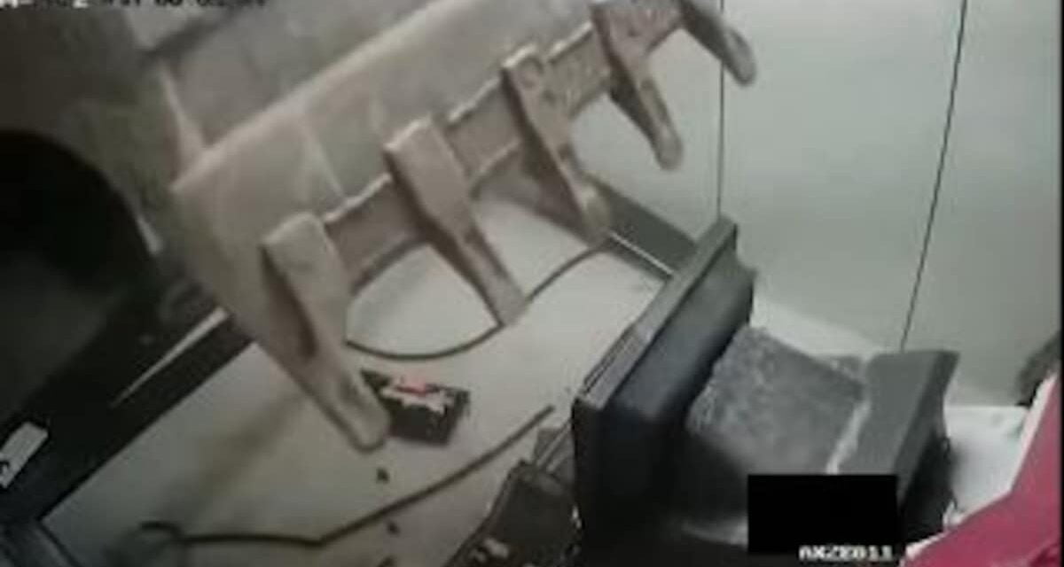 बिना अंदर घुसे ATM उखाड़ ले गए चोर, JCB से किया कुछ ऐसा कारनामा, CCTV में भी नज़र नहीं आए