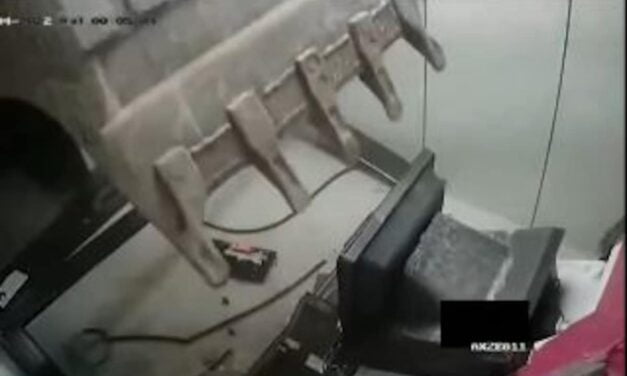 बिना अंदर घुसे ATM उखाड़ ले गए चोर,  JCB से किया कुछ ऐसा कारनामा, CCTV में भी नज़र नहीं आए