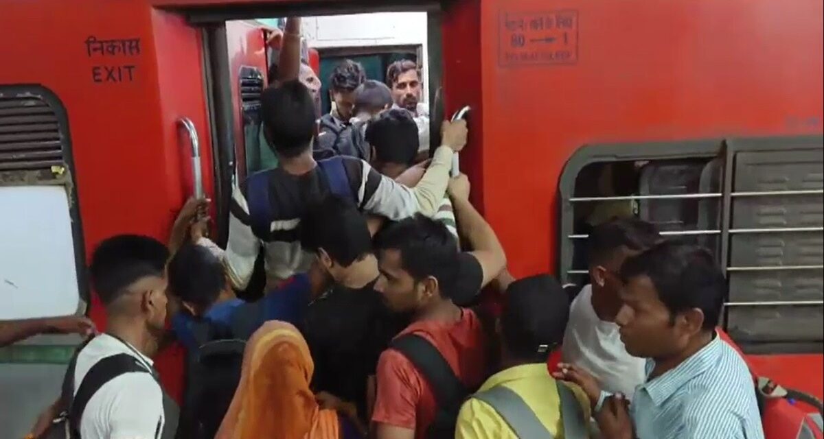 यूपी पुलिस भर्ती परीक्षा आज से: ट्रेनों में उमड़ी अभ्यर्थियों की भीड़, बाथरूम में बैठकर पहुंचे स्