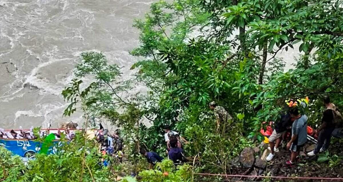नेपाल बस दुर्घटना : 27 पहुंचा मौत का आंकड़ा, नदी में समा गई थी 43 लोगों से भरी यूपी की बस