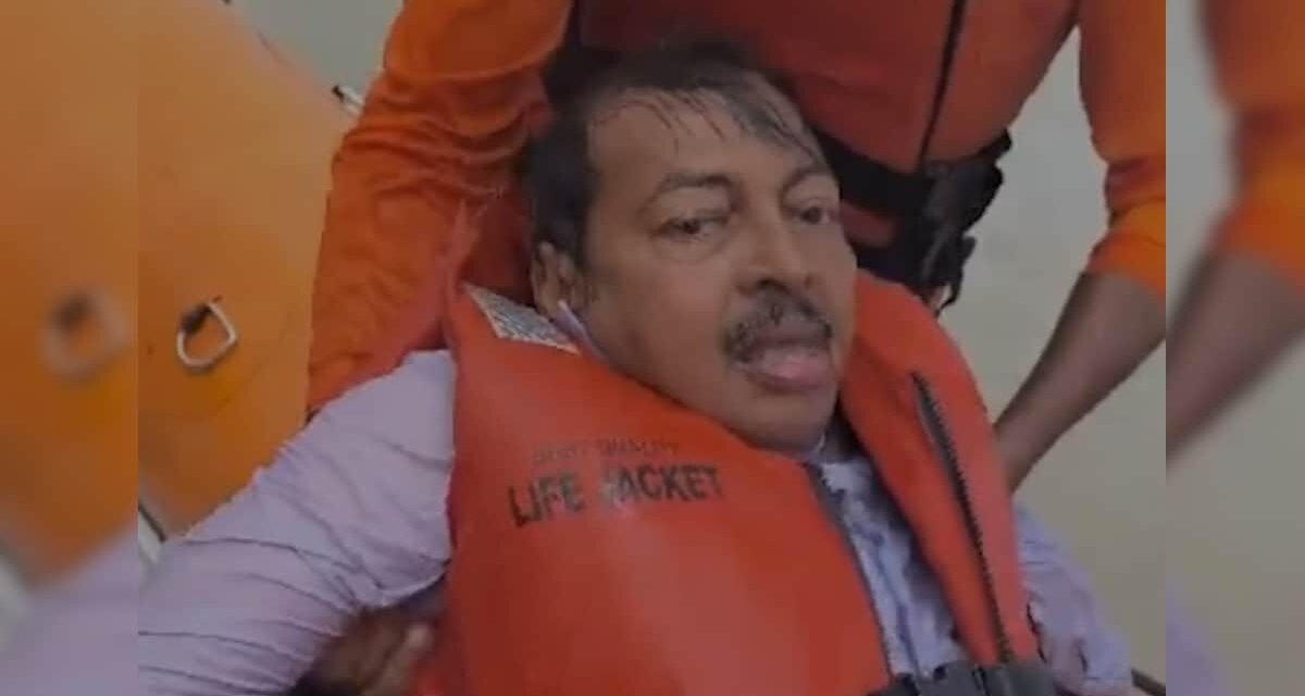 Video: बिहार में तटबंध का जायजा लेने गए अधिकारी नाव से नदी में गिर, बाल-बाल बची जान