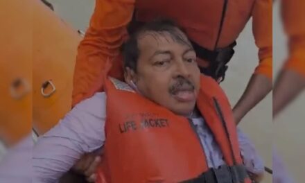 Video: बिहार में तटबंध का जायजा लेने गए अधिकारी नाव से नदी में गिर, बाल-बाल बची जान