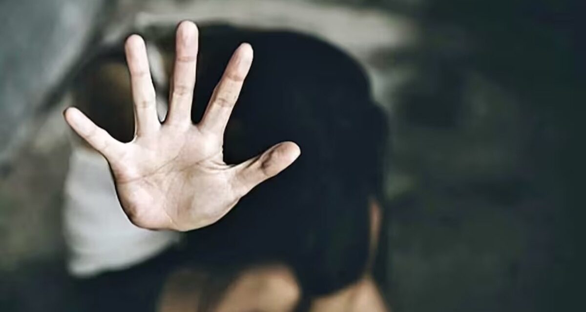 दुकानदार ने 7 साल की बच्ची से किया घिनौना काम, लोगों ने आरोपी को पीटा