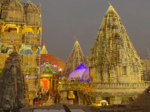 भगवान श्रीकृष्ण का 5251वां जन्मोत्सव:जन्माष्टमी के मौके पर आज रात 2.30 तक खुले रहेंगे द्वारकाधीश मंदि