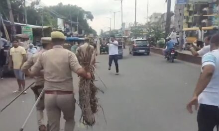 कंगना के पुतले पर कुश्ती: किसान जलाना तो पुलिस बचाना चाह रही थी, VIDEO में देखिए आखिर कौन जीता