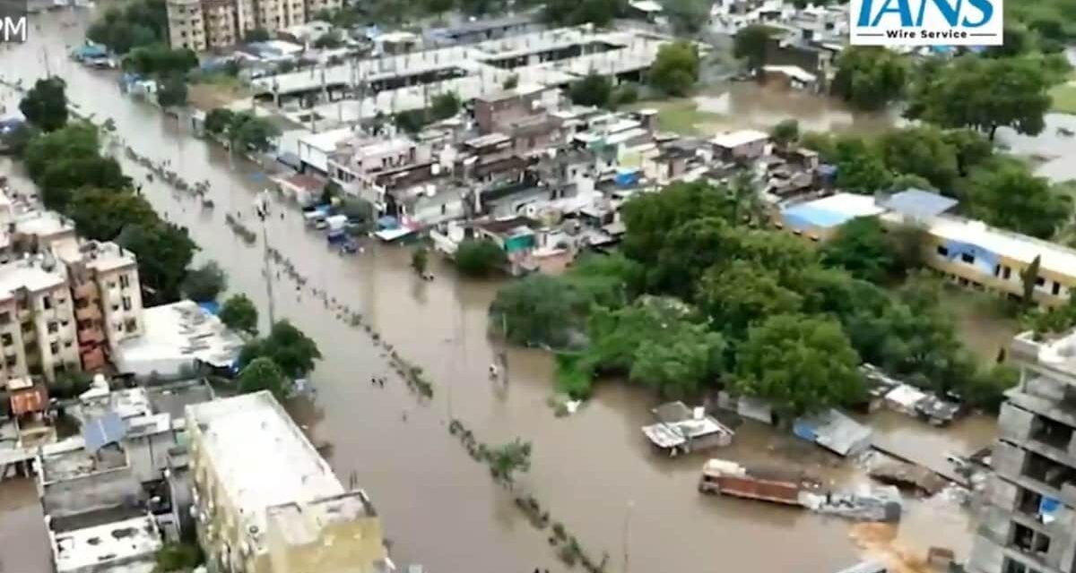 Ground Reoprt: बाढ़ से बेहाल गुजरात, पानी ने लोगों को घरों में किया कैद; NDRF जुटी मदद में