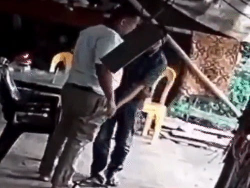 शख्स की जेब में ड्रग्स रखकर हिरासत में लिया; VIDEO:घटना CCTV में कैद हुई; मुंबई पुलिस के सब-इंस्पेक्टर और 3