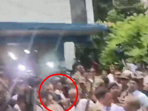 आरजी कर के पूर्व प्रिंसिपल को थप्पड़ मारने की कोशिश:लोगों ने चोर-चोर के नारे लगाए; घोष पर वित्तीय गड़