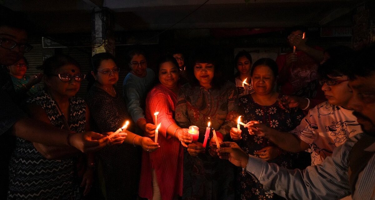 कोलकाता कांड: लोगों ने विरोध में घरों की लाइट की बंद, राजभवन में भी ब्लैकआउट
