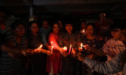 कोलकाता कांड: लोगों ने विरोध में घरों की लाइट की बंद, राजभवन में भी ब्लैकआउट