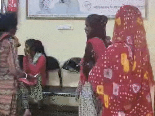 गुजरात के कच्छ में रहस्यमयी बीमारी का कहर:कच्छ में 6 दिन में 15 मौतें, वजह पता नहीं; 6 गांवों में 27 टीमे