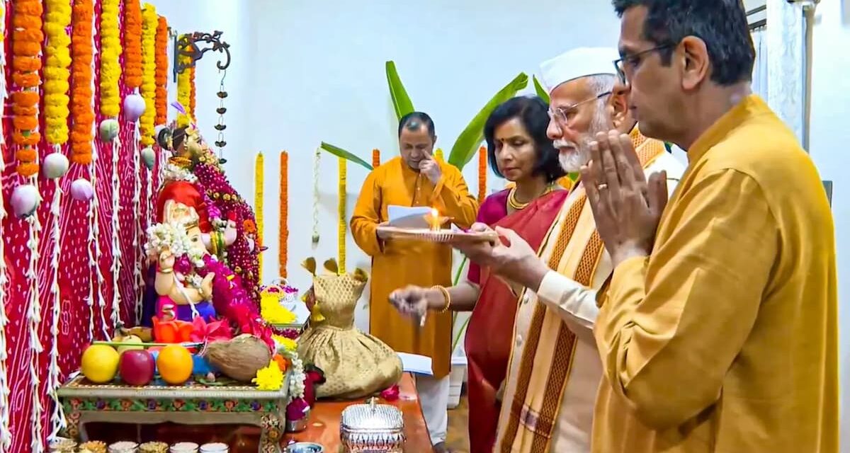 PM मोदी और CJI की गणेश पूजा पर उठाए सवाल, तो BJP ने कांग्रेस को दिखाया मनमोहन की इफ्तार पार्टी का फोटो