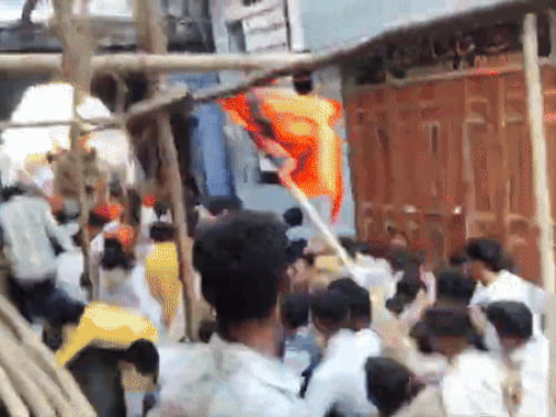 शाहपुरा में जुलूस पर पथराव, भगदड़ मची:बाजार बंद, पुलिस फोर्स तैनात, हालात नियंत्रण में; धरने पर बैठ
