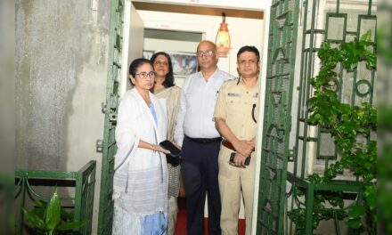 LIVE : जूनियर डॉक्टर्स बैठक की लाइव स्ट्रीमिंग पर अड़े, मनाने की कोशिश में ममता; गतिरोध बरकरार