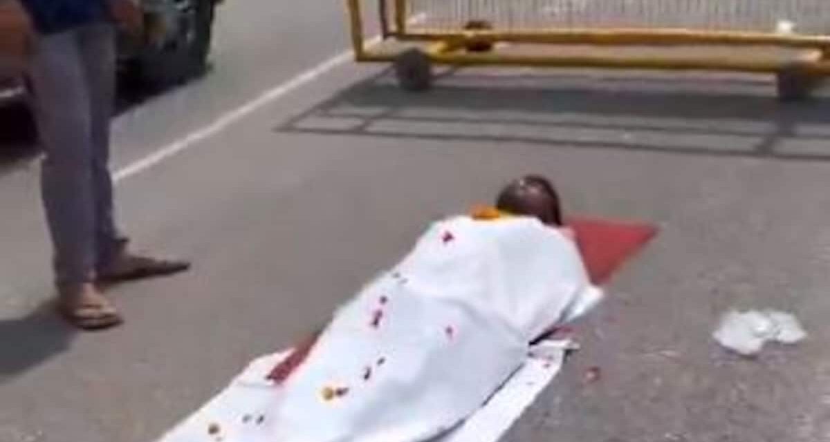 UP : बीच सड़क पर कफन ओढ़कर लेट गया शख्‍स, रील के चक्‍कर में रियल पुलिस ने धरा 
