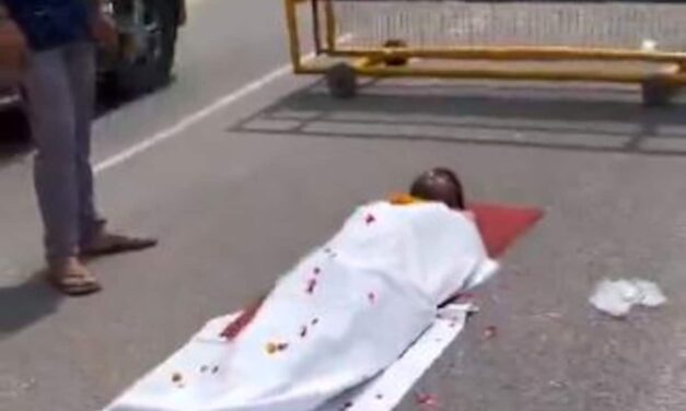 UP : बीच सड़क पर कफन ओढ़कर लेट गया शख्‍स, रील के चक्‍कर में रियल पुलिस ने धरा 