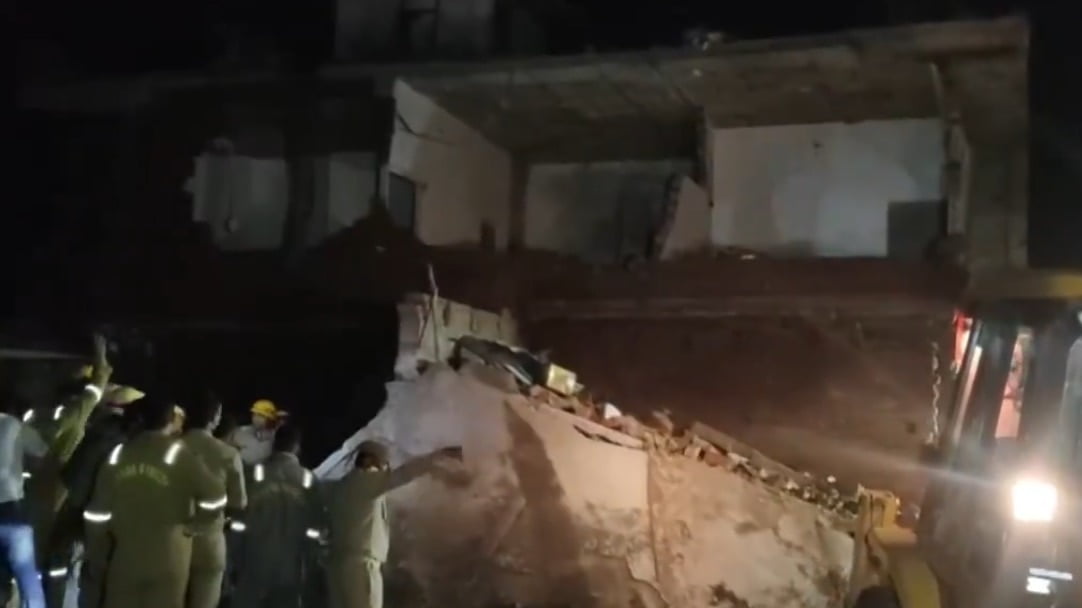 यूपी: शिकोहाबाद में पटाखा फैक्ट्री में विस्फोट, धमाके से ढहे कई मकान, 4 की मौत