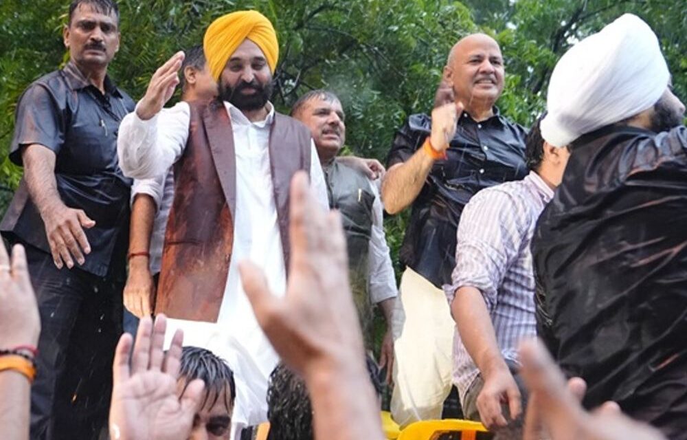 पंजाब CM मान की चंडीगढ़ एयरपोर्ट पर तबीयत बिगड़ी:सिक्योरिटी स्टाफ ने संभाला, गाड़ी में बैठाया; आवास पर