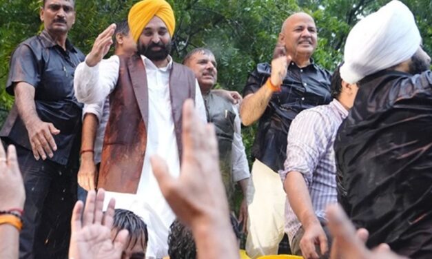 पंजाब CM मान की चंडीगढ़ एयरपोर्ट पर तबीयत बिगड़ी:सिक्योरिटी स्टाफ ने संभाला, गाड़ी में बैठाया; आवास पर