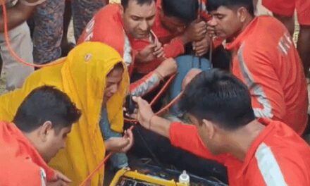गड्ढे में मासूम, मां ने माइक जरिए उसे पुकारा:दौसा में 35 फीट की गहराई में बच्ची; निकालने की 12 कोशिश फे