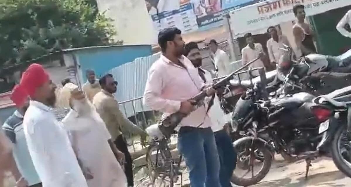 उत्तर प्रदेश : थाने के सामने गुंडों ने बंदूकें लहराते हुए की फायरिंग, घटना का वीडियो वायरल