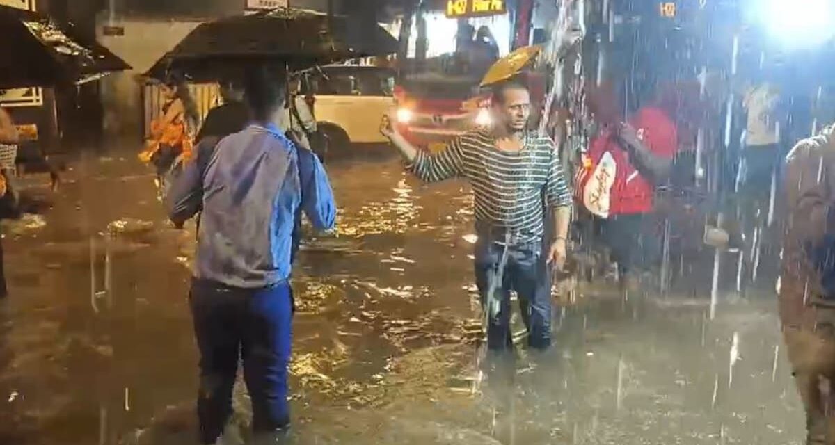 थम गई मुंबई! चारों तरफ पानी ही पानी तो हर जगह जाम, लोकल ट्रेन के लगे ब्रेक तो कई फ्लाइट्स डायवर्ट